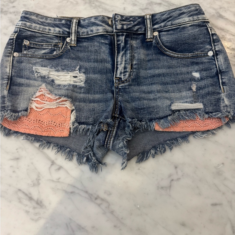 America Eagle 🦅 Outfitters size 8 denim shorts with pink crochet like pockets